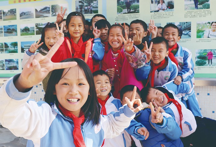 12月5日至16日、12日至13日，集團(tuán)分別委派總裁辦公室主任蔣永林及集團(tuán)品牌管理部總經(jīng)理李啟清，會(huì)同廣東省教育基金會(huì)許懷升秘書長(zhǎng)、副秘書長(zhǎng)雷國增等相關(guān)領(lǐng)導(dǎo)，一起前往我集團(tuán)捐建的學(xué)校，為優(yōu)秀師生和家庭