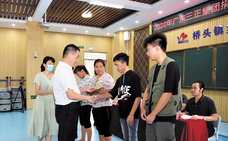 9月15日上午，我集團(tuán)在橋頭鎮(zhèn)第三小學(xué)舉行了2020年助學(xué)金發(fā)放儀式，助理總裁朱保當(dāng)代表我集團(tuán)向23名橋頭籍困難家庭大學(xué)生發(fā)放了17.8萬元助學(xué)金。這是我集團(tuán)連續(xù)第12年資助橋頭籍困難家庭大學(xué)生完成大