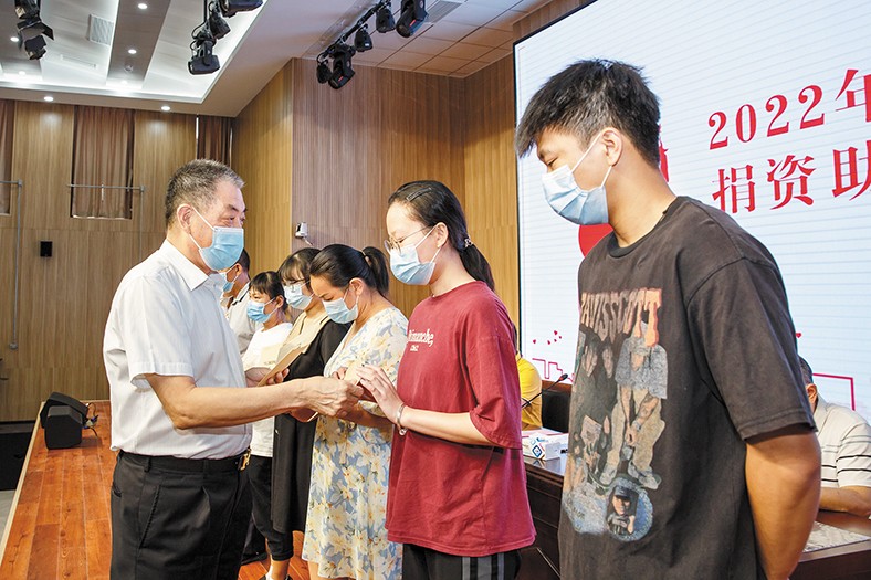 8月29日，我集團(tuán)在橋頭鎮(zhèn)中心小學(xué)舉行了2022年捐資助學(xué)金發(fā)放儀式，向22名橋頭籍困難家庭在讀大學(xué)生發(fā)放助學(xué)金16.88萬元。