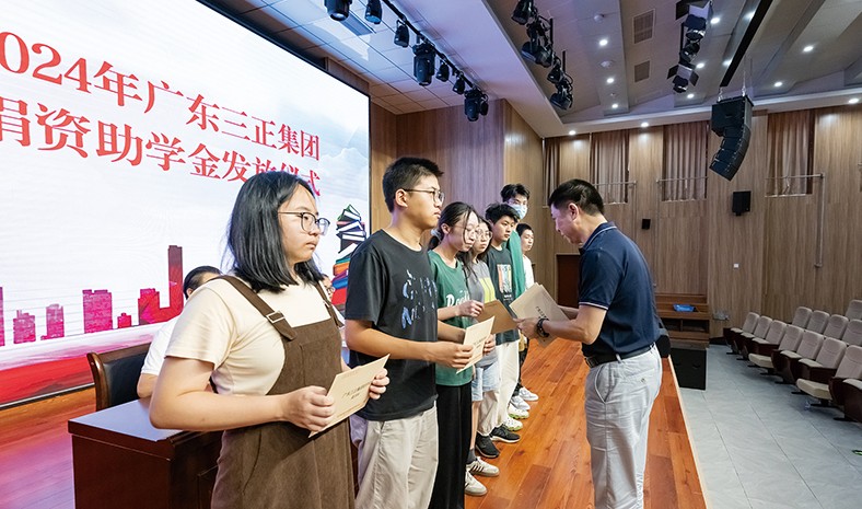 8月27日上午，我集團(tuán)2024年捐資助學(xué)金發(fā)放儀式在橋頭鎮(zhèn)中心小學(xué)舉行，董事長(zhǎng)助理莫永康代表我集團(tuán)向21名受助學(xué)生發(fā)放了助學(xué)金。